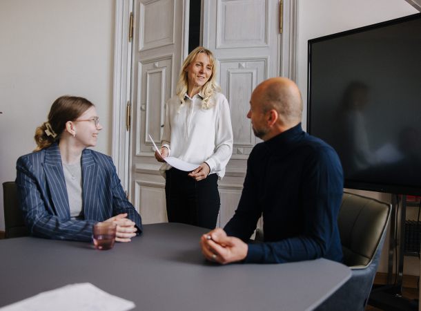 Kollegiale Besprechung in der Kanzlei mit Präsentation und Gespräch am Konferenztisch